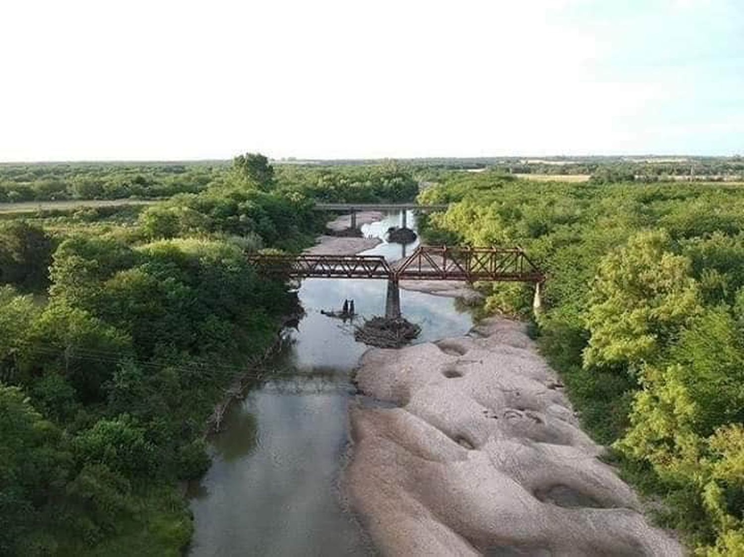 Tragedia: se ahogaron en un arroyo dos hermanos de 11 y 13 años