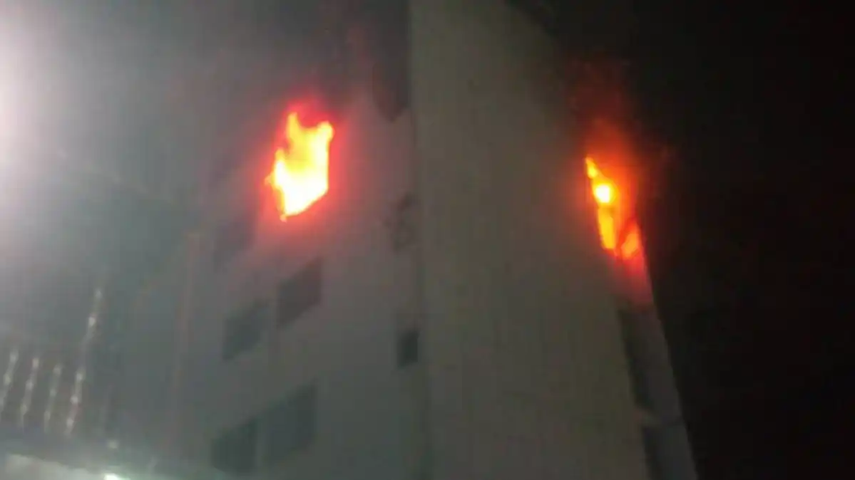 APARTAMENTO SE CONSUMIÓ EN LLAMAS en San Bernardino, evacuaron a más de 50 personas del edificio (VIDEOS)