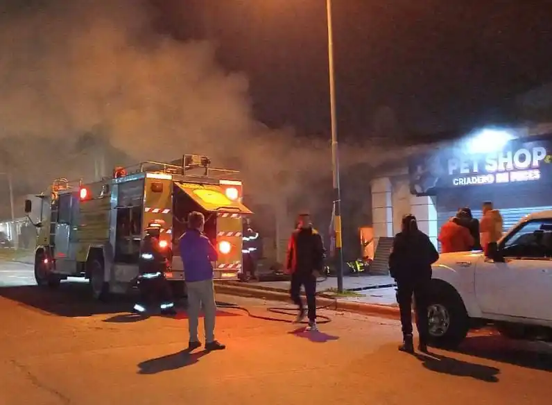 El foco ígneo se desató en un local comercial ubicado en Posadas al 1100.
