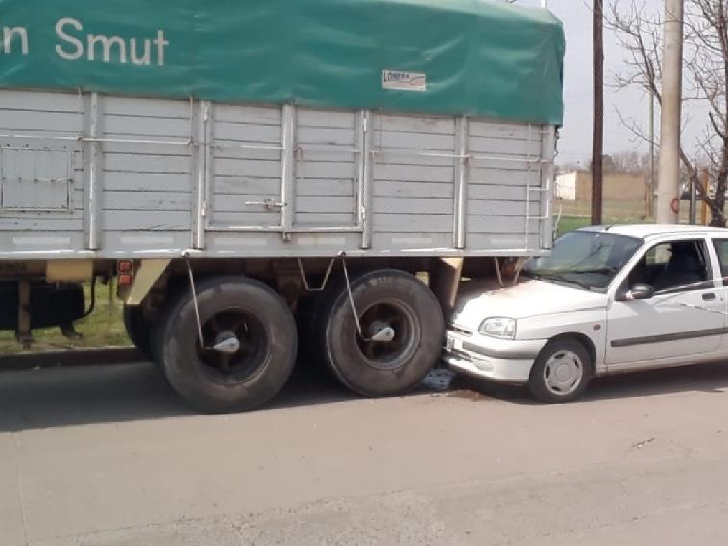 Un auto chocó contra un acoplado estacionado