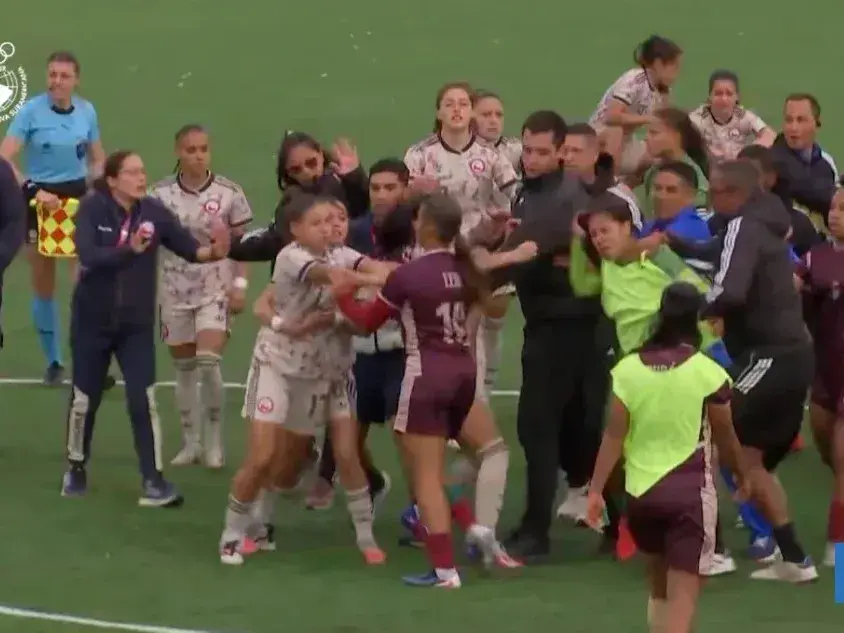 Inicidentes en la final por el oro en fútbol femenino entre chilenas y venezolanas. Foto:Captura de pantalla