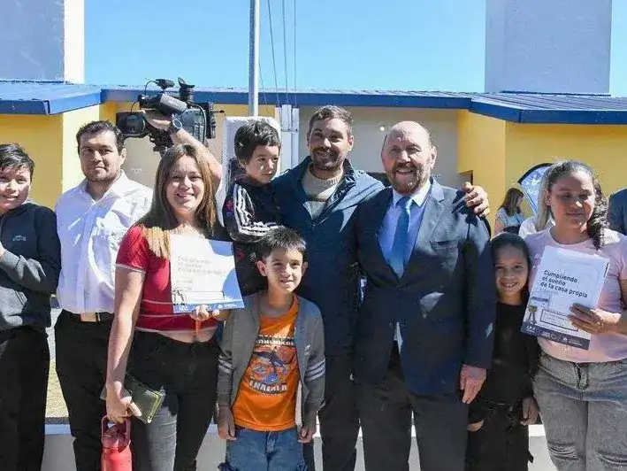 Entrega de viviendas en Laguna Blanca