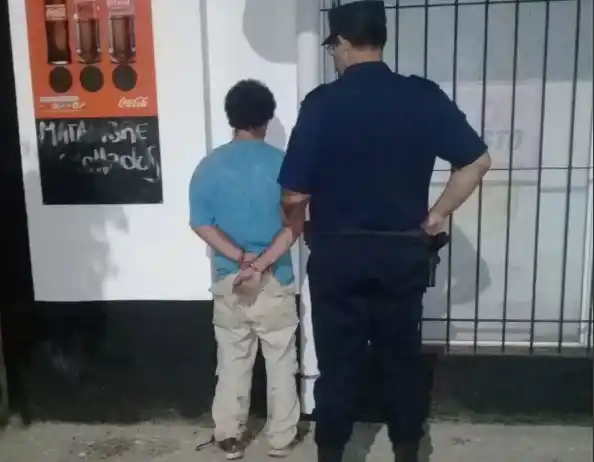 Se quiso robar una botella de un supermercado chino de Gualeguaychú, pero un empleado lo atrapó