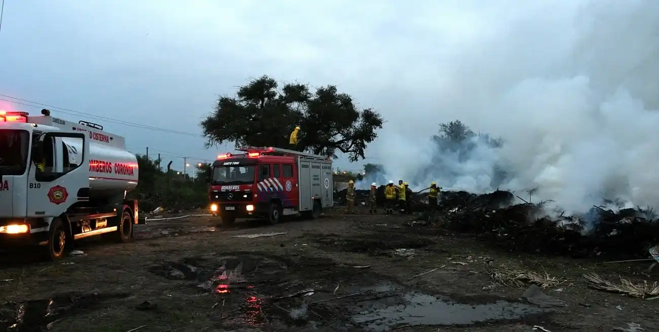 Un incendio en Sauce Viejo puso en agenda la problemática de basurales a cielo abierto. Crédito: Manuel Fabatía