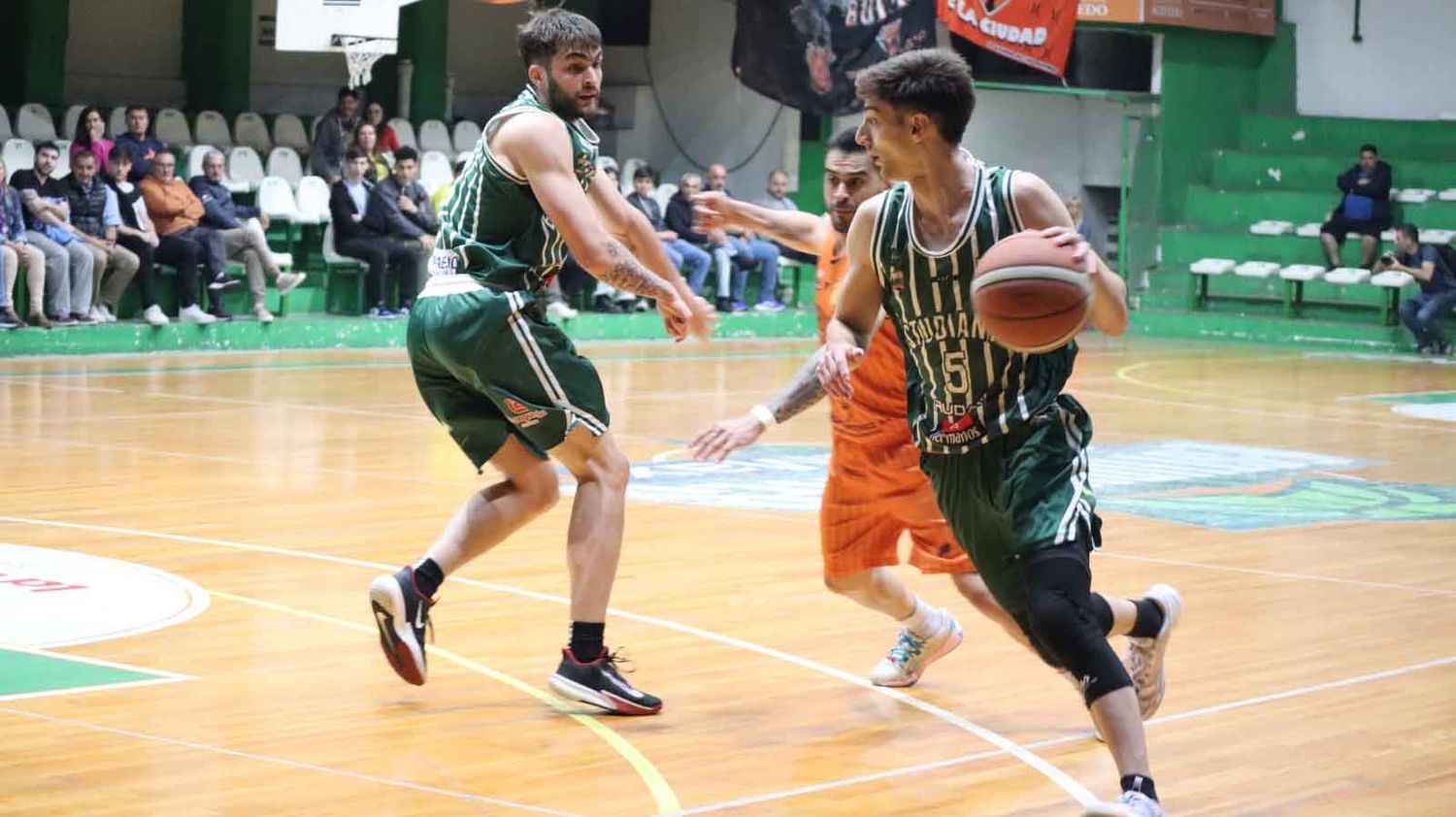 Básquetbol: Estudiantes luchó hasta el final y va a definir el domingo en Santa Elena