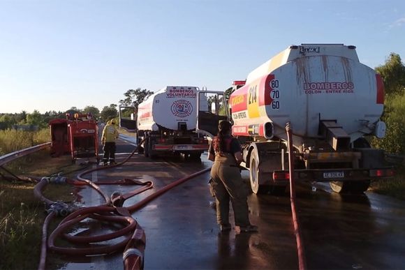 Incendio de grandes dimensiones en la planta de reciclaje de San José moviliza a más de 70 bomberos
