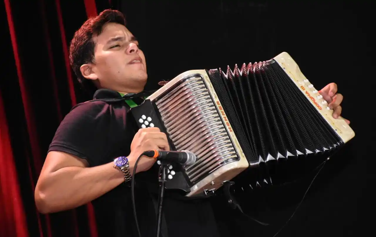 Rey Vallenato casi mata a su expareja