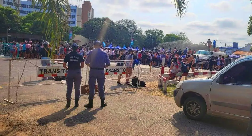 Gresca de estudiantes finalizó con cuatro lesionados y despliegue policial