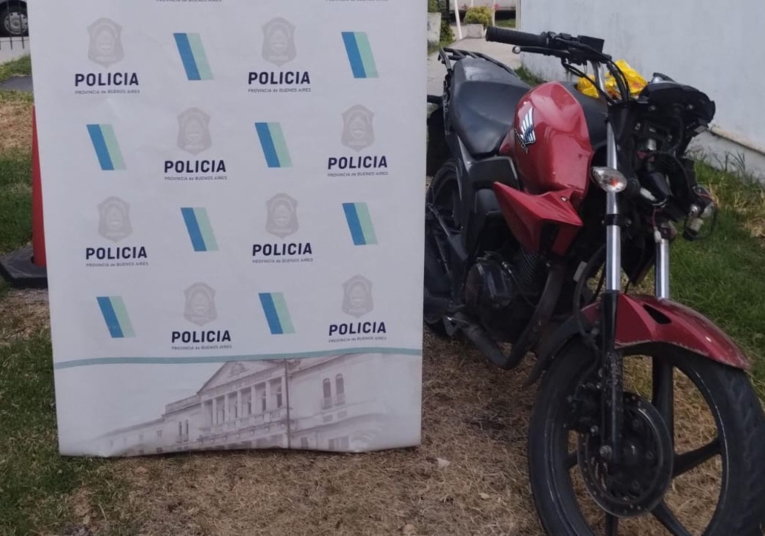 Iba en moto robada y lo atrapan tras chocar con otra moto de la Policía