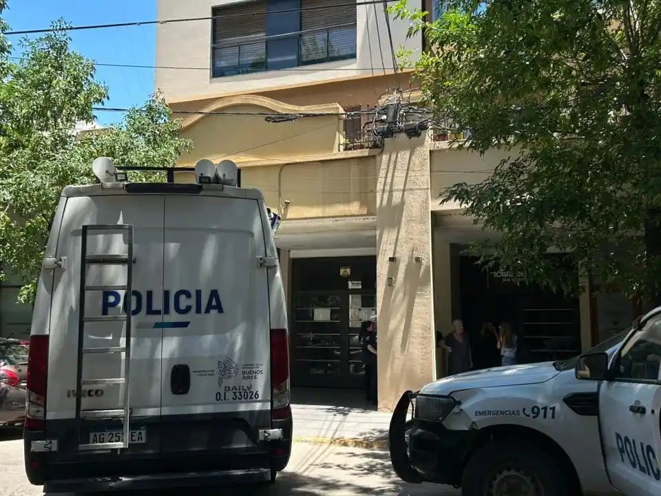pasadas las 13.30 Policía Científica retiró el cadáver de Aurelio Amerighi para cumplir con la orden de la Fiscal Viviana Ramos que dispuso la autopsia.