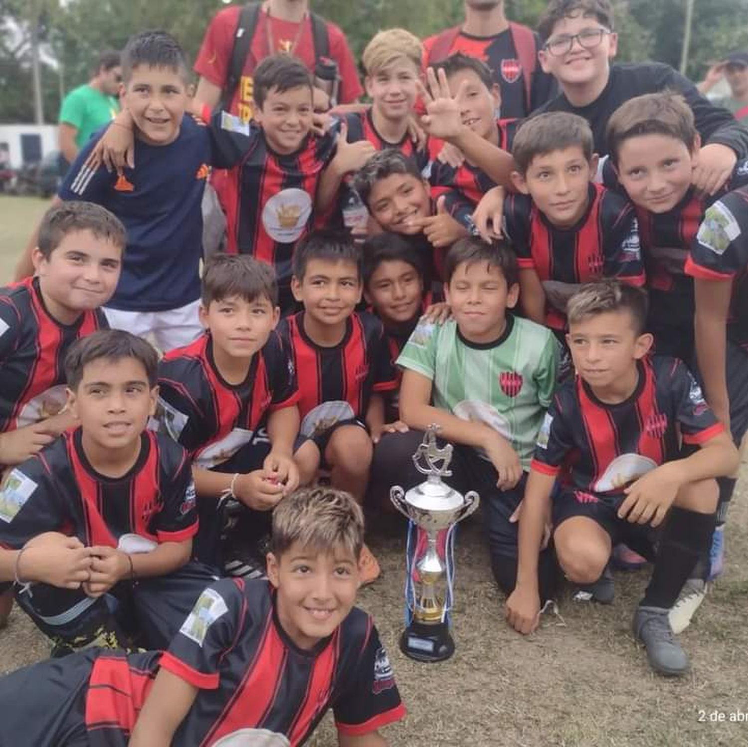 Cuando todavía quedan los ecos del torneo de fútbol infantil que finalizó el domingo en el C.A. Libertad, sin solución de continuidad se viene para el venidero fin de semana el torneo Rojo y Negro. En la gráfica vemos a la categoría 2012 de Gualeguay Central que se coronó campeona en el estadio "25 de Junio".