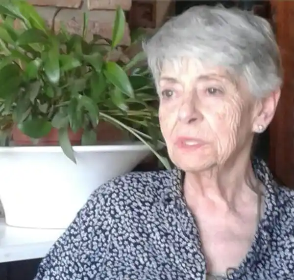 Chela es viuda, tiene 5 hijos y ahora está viviendo en la casa de una de sus hijas.