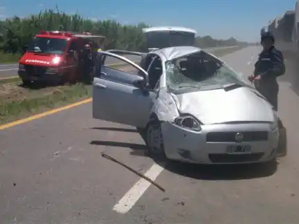 Cuatro personas fueron hospitalizadas tras el vuelco de un auto en la Autovía 12