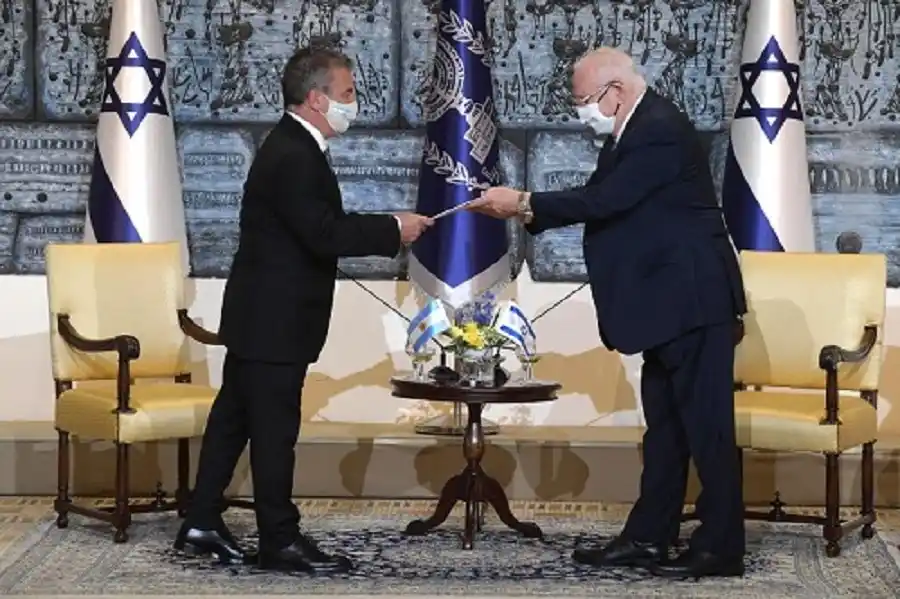 Urribarri enumeró sus logros al frente de la Embajada en Israel y agradeció “a Cristina y Alberto”