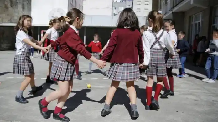 Una ronda en el recreo de un colegio privado.
