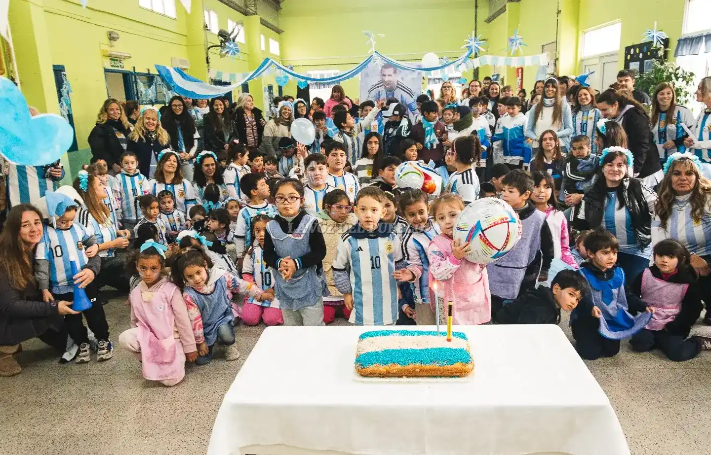 Con los colores de nuestro país, camisetas de la selección y una torta por el cumpleaños de Lionel Messi