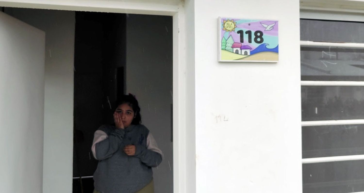 Vecinos de Gesell acusan a una mujer de usurpar una vivienda social: La acusada dice que el municipio le dio la llave