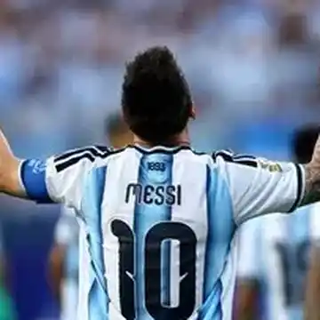 Lionel Messi, de Argentina, celebra tras marcar el primer gol del partido contra Argelia en la Copa del Mundo, el 16 de junio de 2026 en Kansas City, Missouri. Foto: AP Foto/Ed Zurga