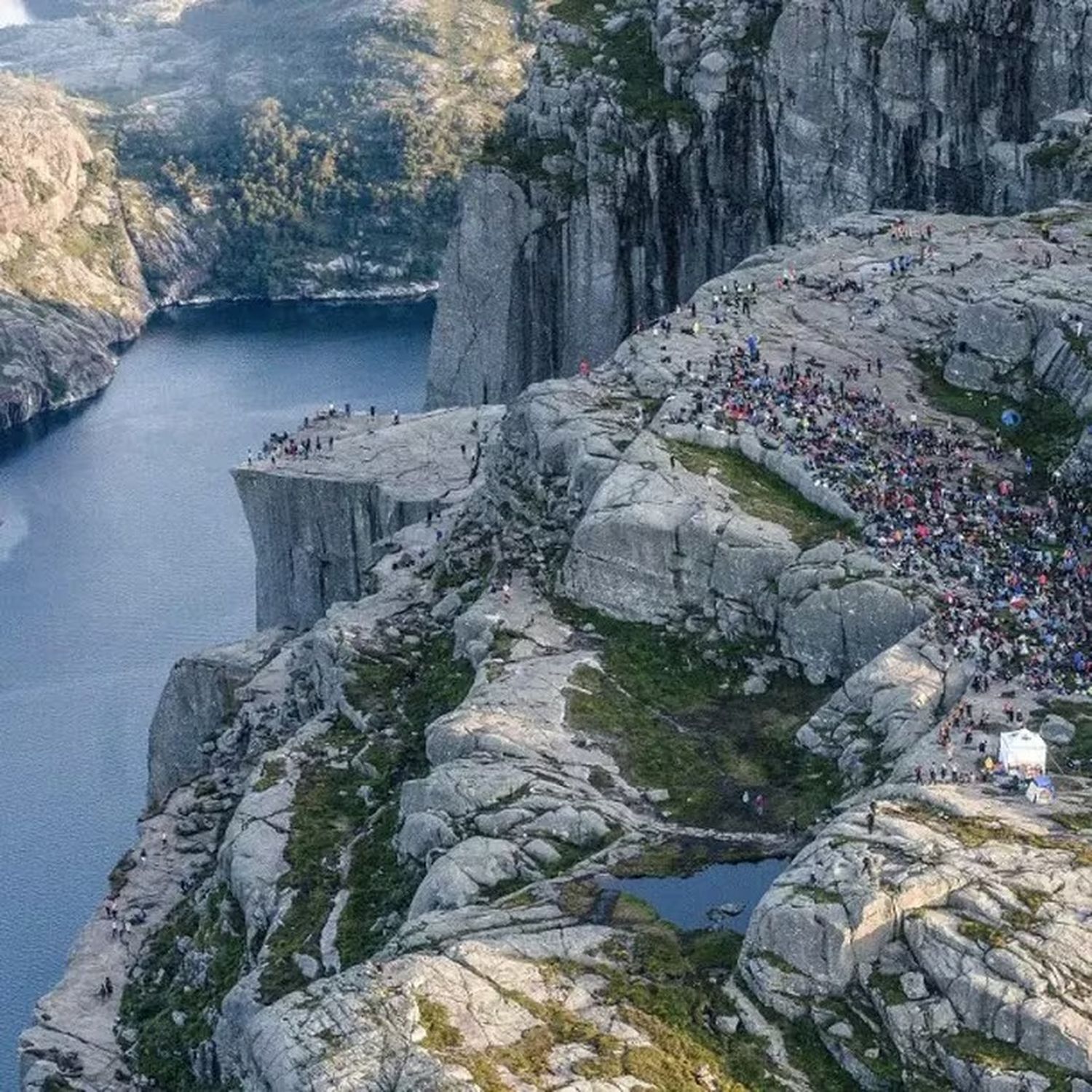 Más de 300 mil turistas al año visitan el "Pulpit Rock".