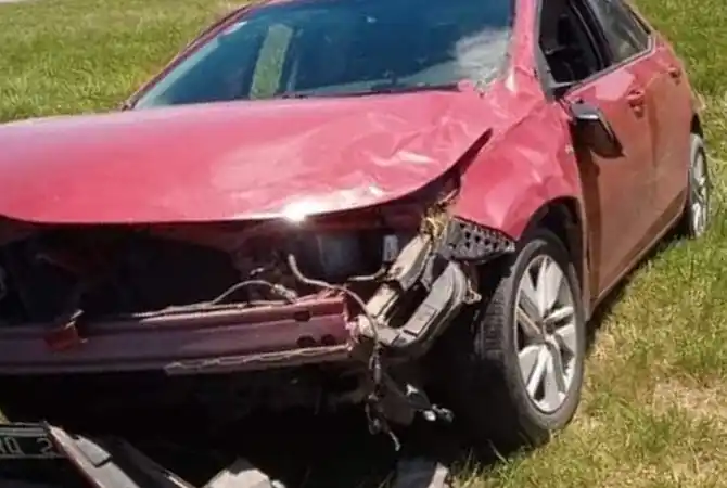 General Madariaga: Por esquivar una sombrilla terminó volcando en ruta 74