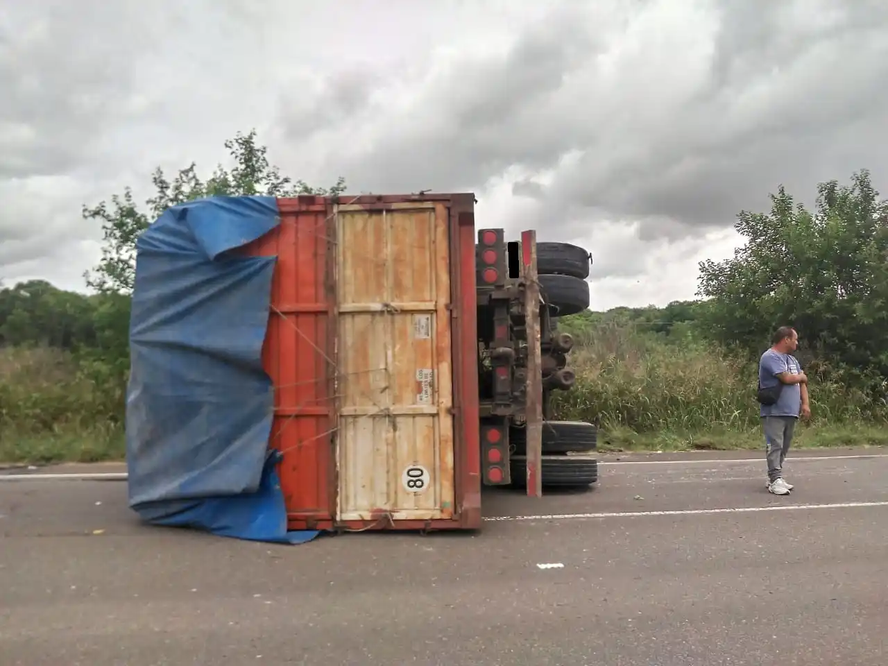 Despiste y vuelco de camión en la ruta provincial N° 26