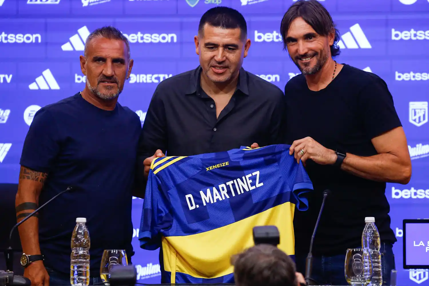 Martínez, Cascini y Riquelme, en la presentación del DT.