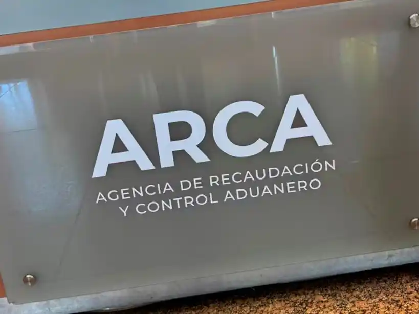 El FMI que más trabajadores paguen Ganancias y que suba fuerte el Monotributo