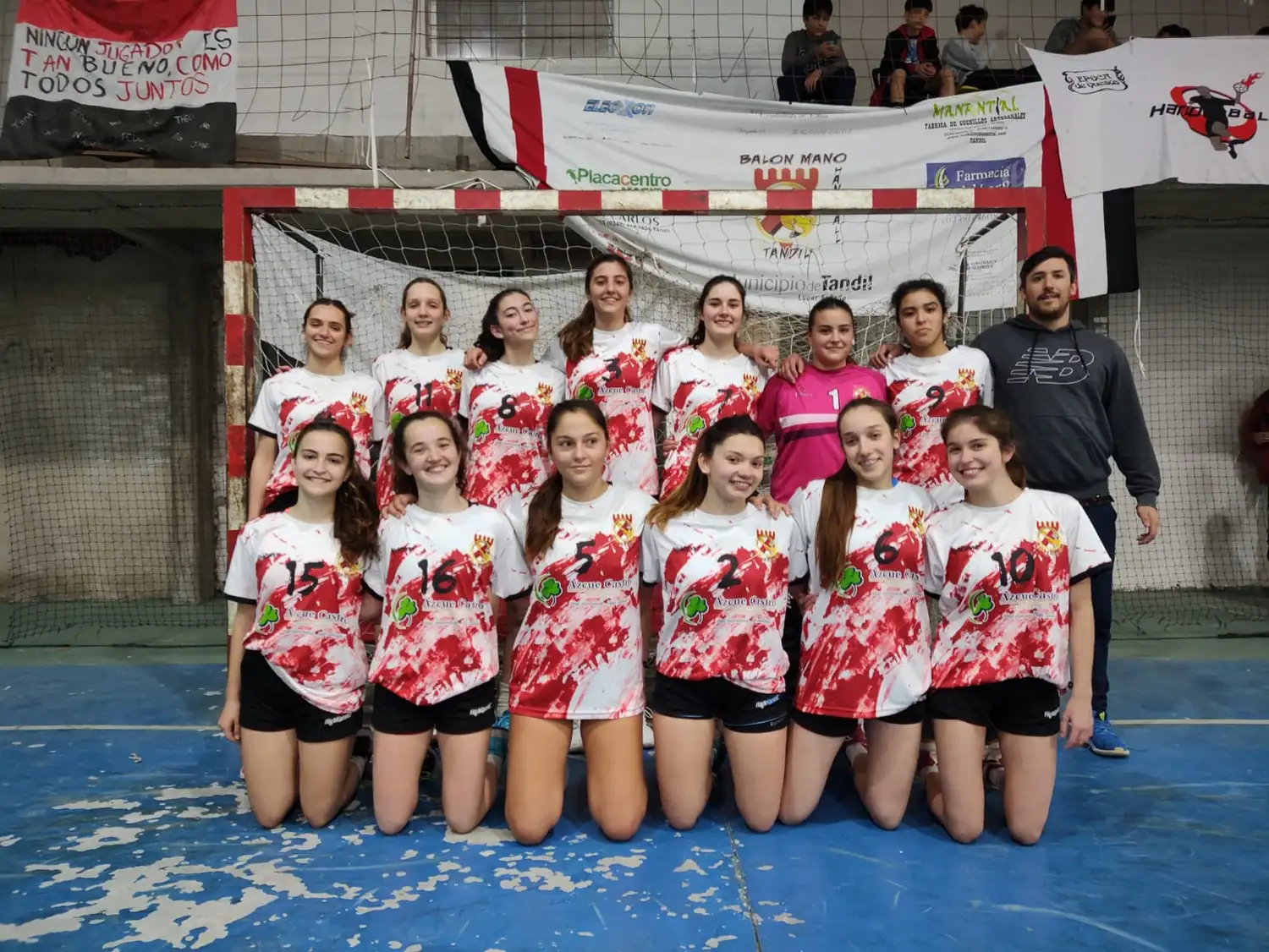 El equipo femenino de categoría cadetes de Defensa Tandil.