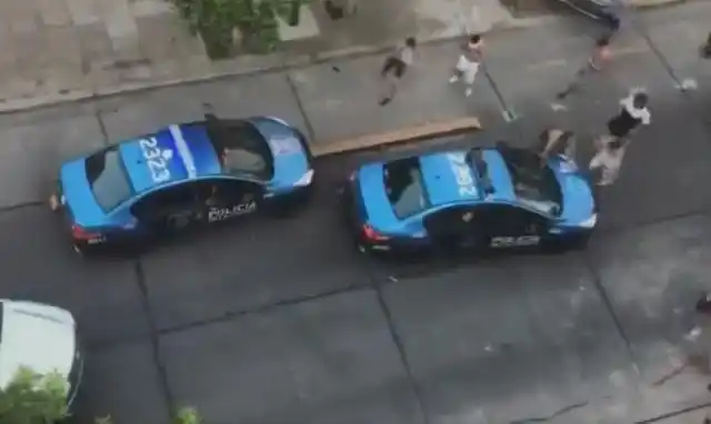 All Boys-Atlanta: la barrabrava de All Boys corrió a la Policía a piedrazos y patadas