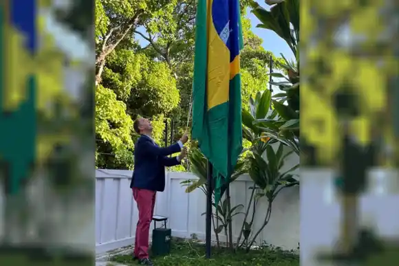 Los diplomáticos argentinos expulsados por Maduro dejaron Venezuela y viajan a Portuga