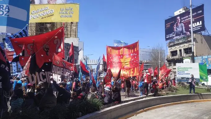 Las organizaciones sociales cortan el Puente Pueyrredón: Reclaman un bono de 20 mil pesos y más planes