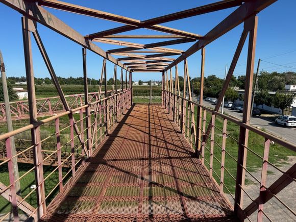 [VIDEO] La bicisenda de la Escuela 27 está desapareciendo y el puente en estado de abandono