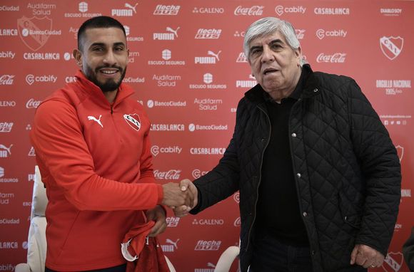 Chávez estampó la firma con el "Rojo": "Gracias totales a todo Aldosivi"