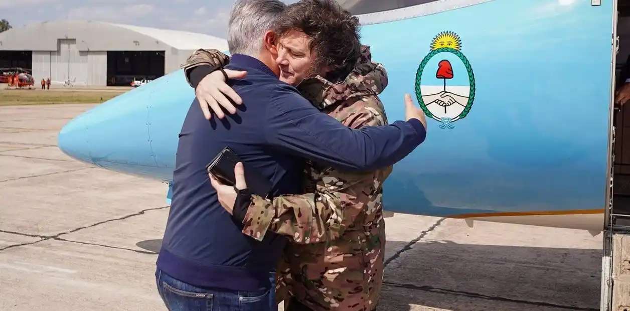 Está acompañado por su hermana Karina; el jefe de Gabinete, Guillermo Francos; y los ministros Patricia Bullrich y Luis Petri.