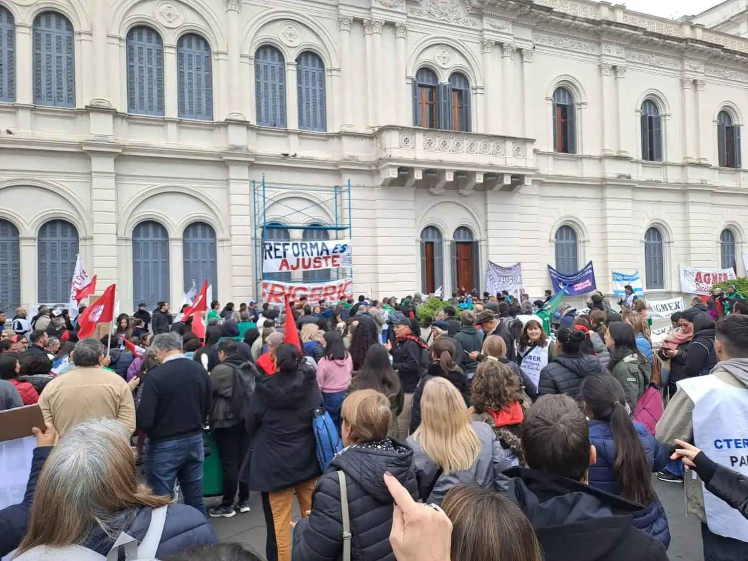 Firpo: "Gran parte del salario docente está pintado netamente de negro y el Gobernador desoye la paritaria"