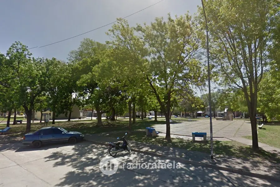Con un revólver, amenazó y le disparó a un joven para robarle en la plaza del 17 de Octubre: lo condenaron