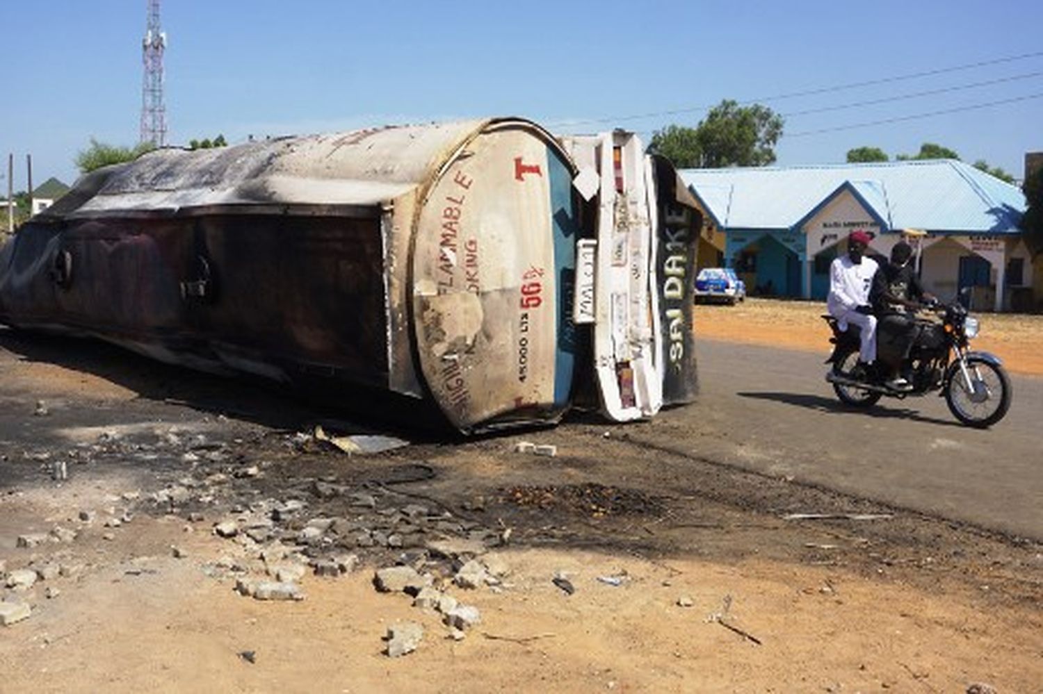 Explosión de un CAMIÓN CISTERNA DE COMBUSTIBLE cobra la vida de casi 150 personas en Nigeria