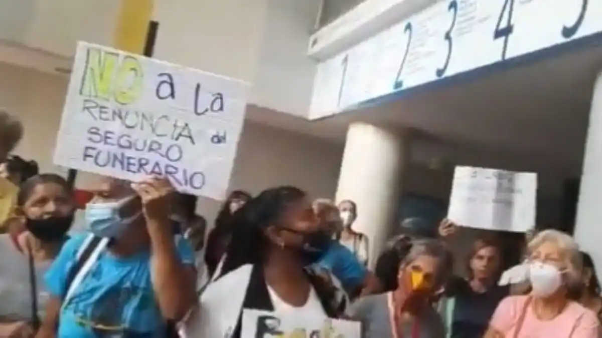 Trabajadores y jubilados del Hospital Universitario de Caracas protestan por mejores condiciones laborales y salario digno