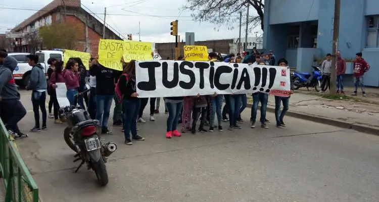 Violación grupal en Villa Igoillo: Amigos de los detenidos marcharon “por justicia”