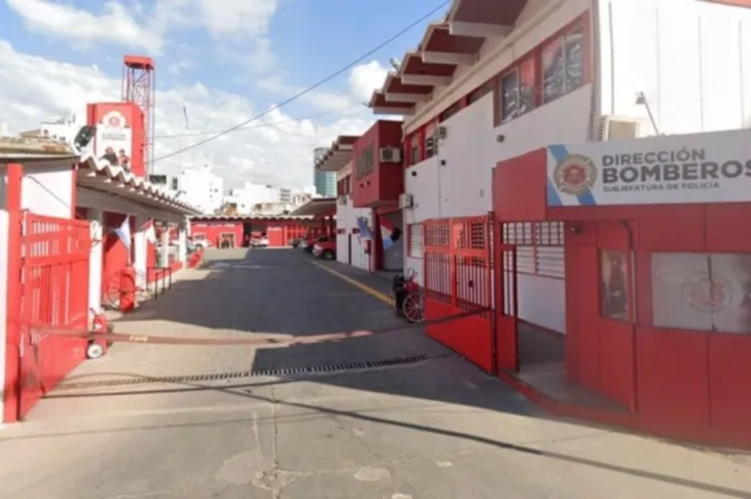 Vecinos vieron humo saliendo de un edificio y llamaron a la policía: descubrieron un cadáver