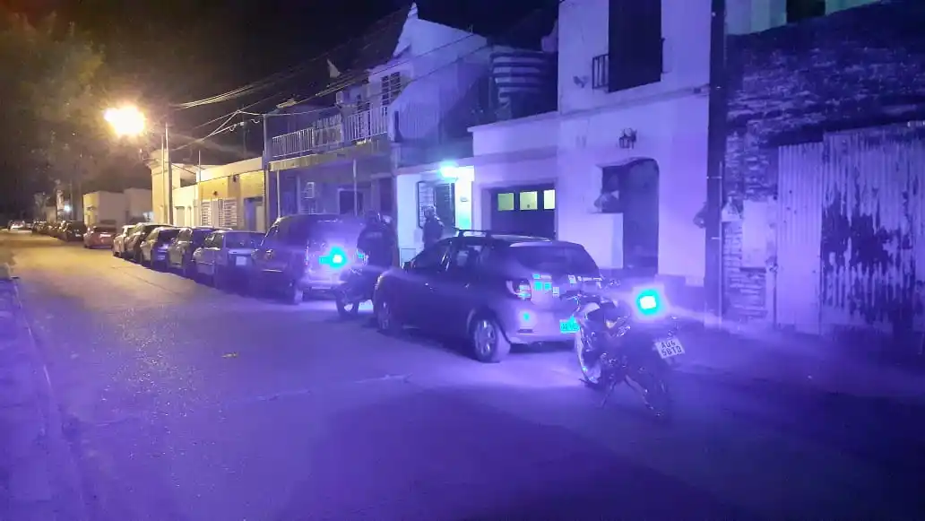 Dos delincuentes fueron sorprendidos arriba de los techos