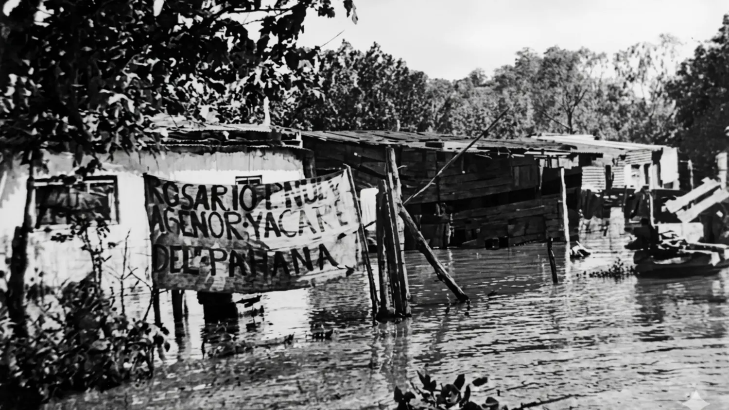 La casa de Agenor Almada. En el frente una de los pancartas que lo acompañó en el raid Rosario-Buenos Aires (Foto: Revista "Así").
