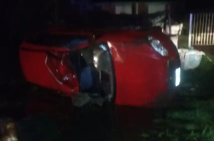 Volcó en Avenida Newbery y quedó atrapado: no hay heridos