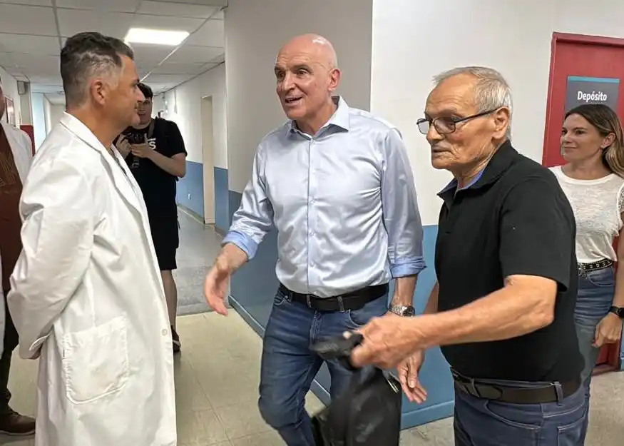 Espert en su visita al Hospital Enrique Erill de Escobar.