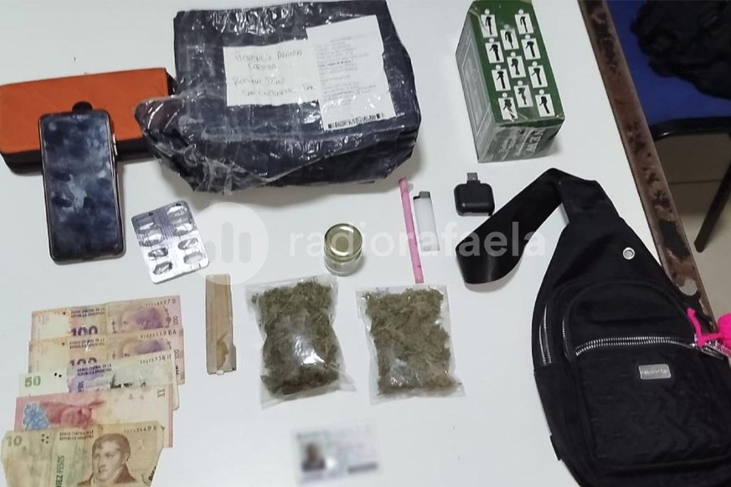 Intentó evadir un control huyendo contra mano: la interceptaron y le encontraron con paquetes de marihuana