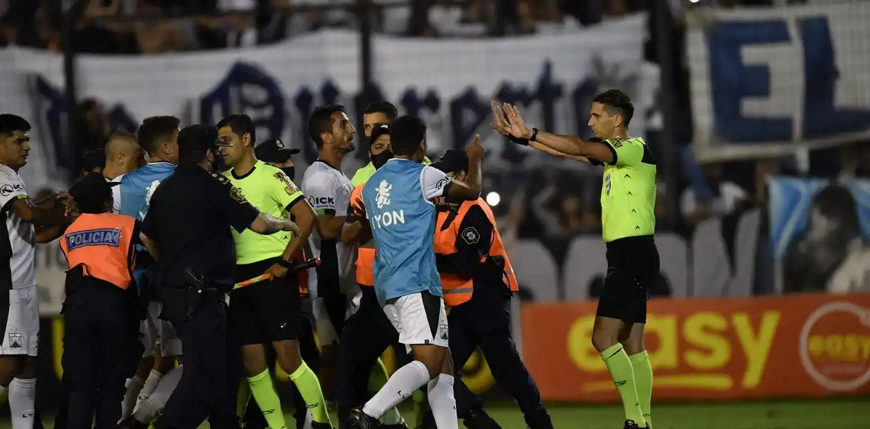 Escándalo en el ascenso: Quilmes clasificó por un insólito penal y el plantel de Ferro estalló contra el árbitro Lamolina