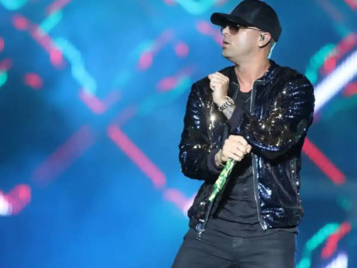 Wisin se cayó en un recital y terminó en el hospital