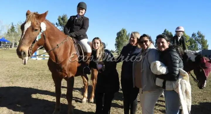 Astrid Rissegaard junto a sus familiares y compañeras. En su caballo