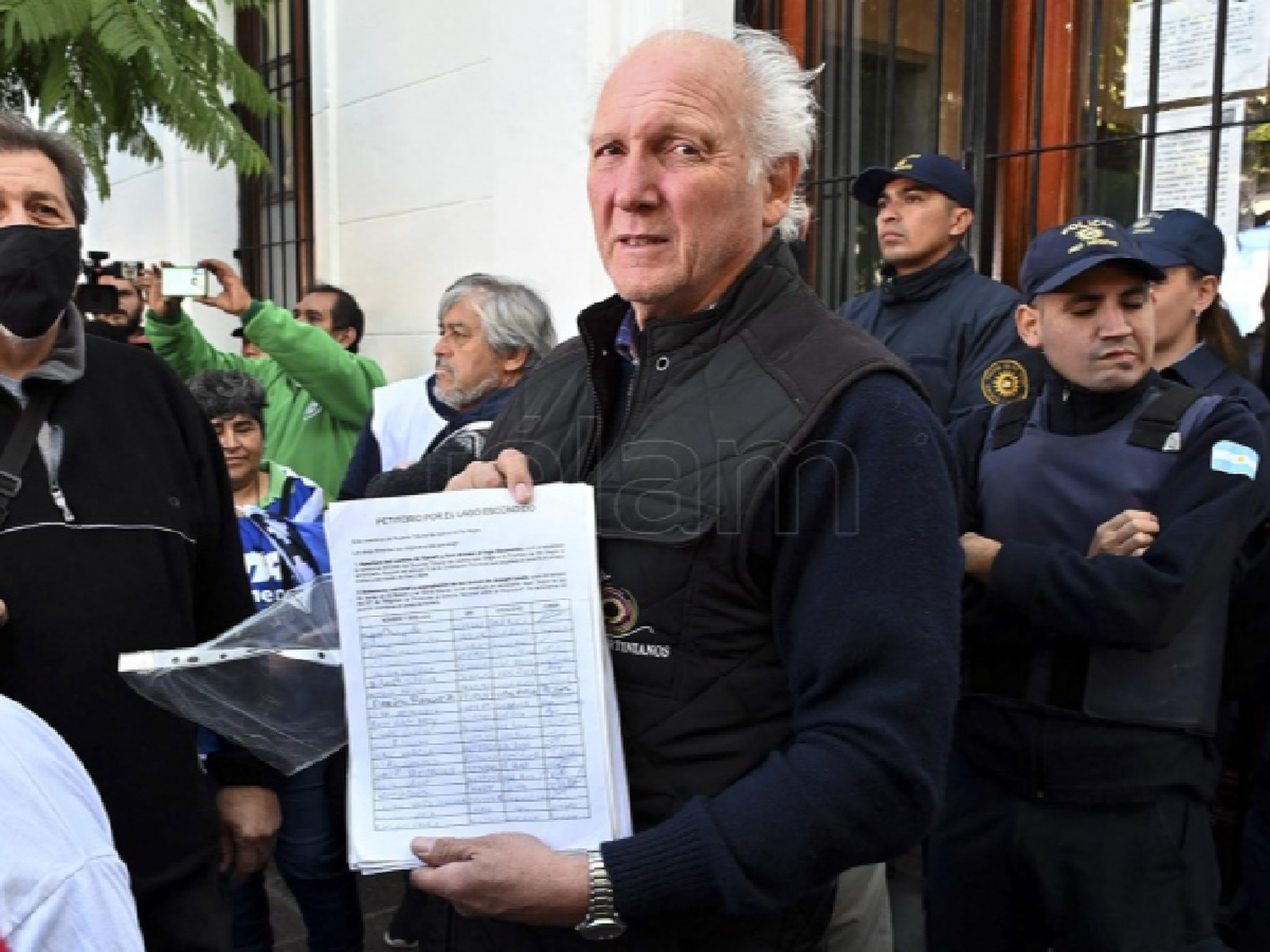 Río Negro: con miles de firmas, presentaron un reclamo de libre acceso a Lago Escondido