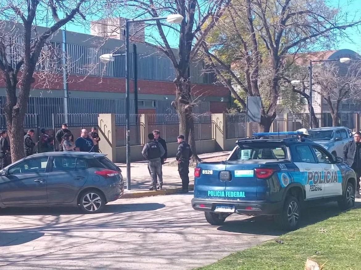 Fuerzas de seguridad trabajan en el edificio de Alem y Juan Bautista Alberdi. Foto: gentileza PrimeroLanoticia.